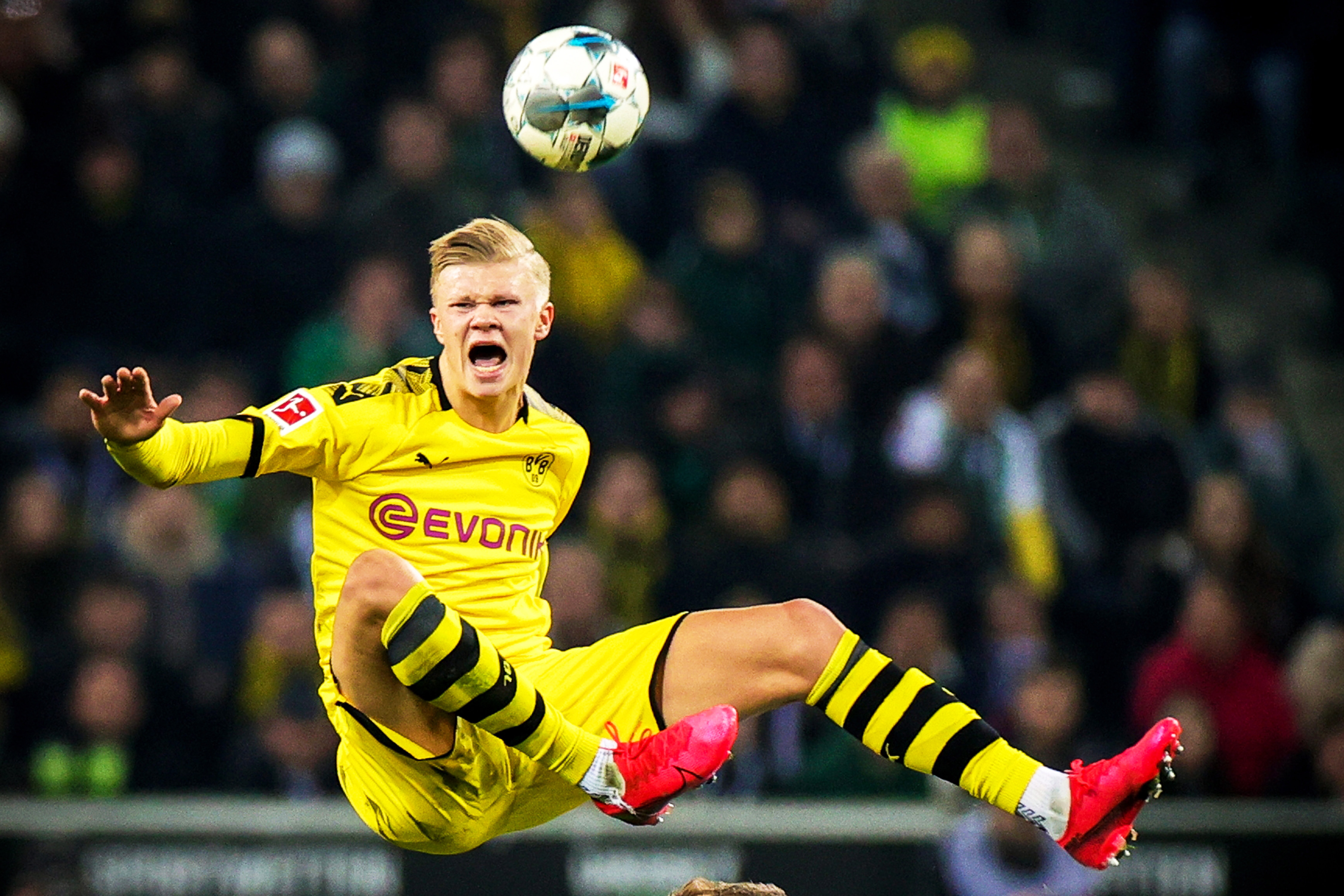 [中超]维塔尔角球开出 刘若钒前点头球破门